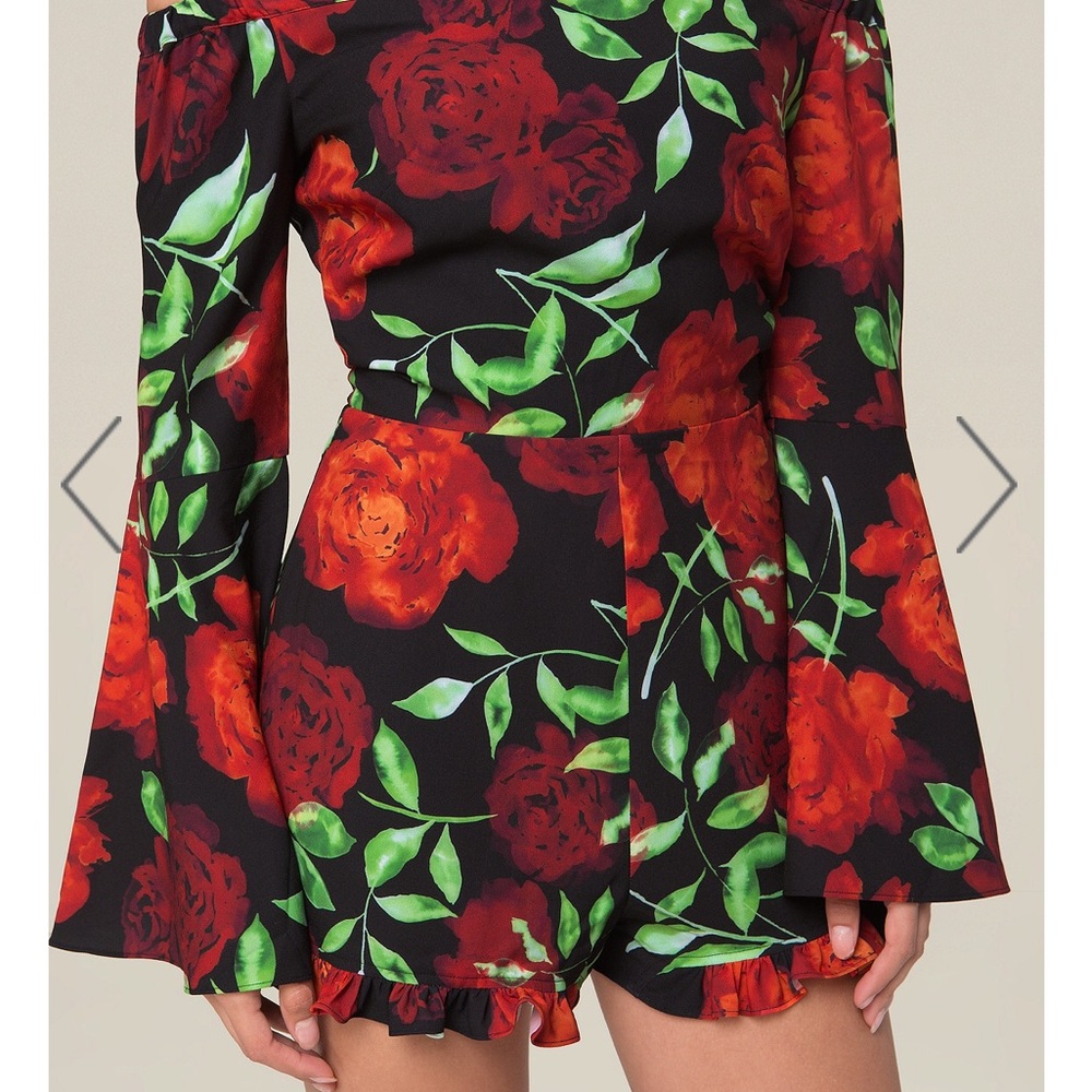 Bebe floral romper size 2 🌹